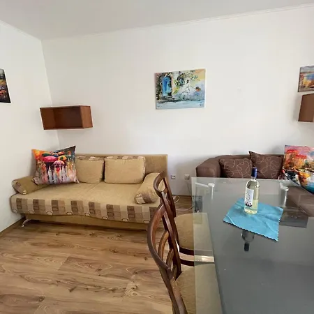 Апартамент Beachside Garden Escape Варна