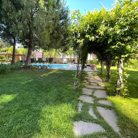 Beachside Garden Escape Апартамент Варна