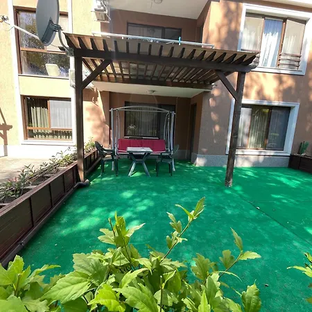 Апартамент Beachside Garden Escape Варна