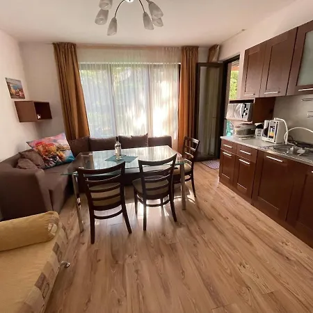 Beachside Garden Escape Апартамент Варна